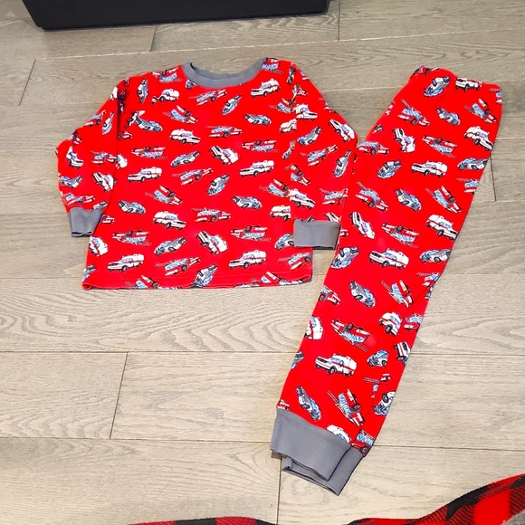Size 8 boys pyjamas emergency vehicles - Picture 1 of 3